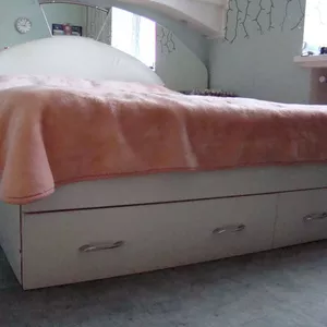 Продается кровать белого цвета