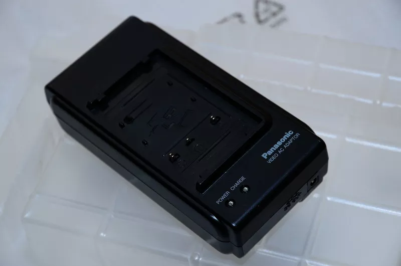 Продается новое (фирменное) зарядное устройство  Panasonic -VSK0317