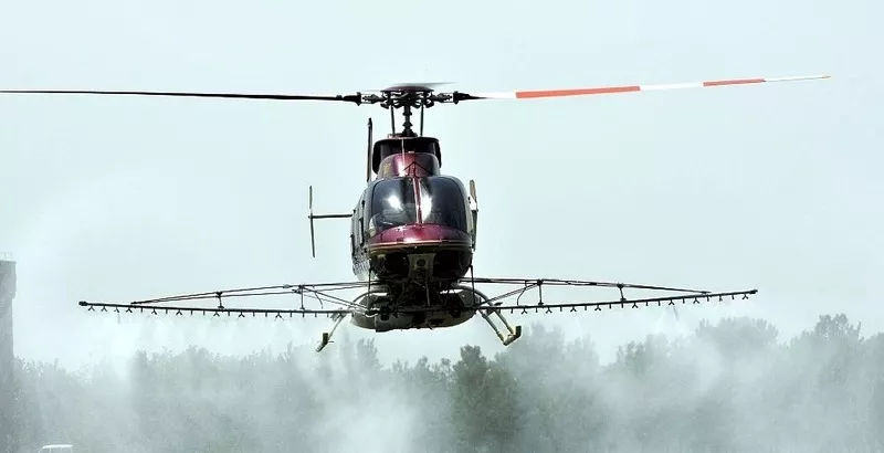 Обработка полей с вертолета самолета мотодельталета